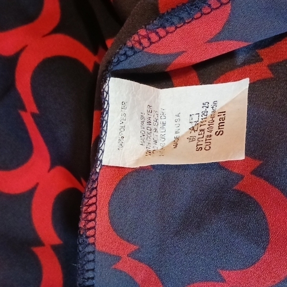 PEACH LOVE California Navy blue and red patterned button down back top - Picture 5 of 6